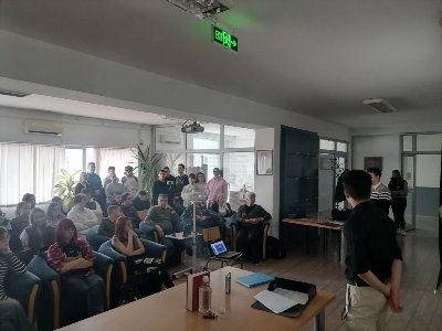 ПРЕТПРАЗНИЧНИ ЈАВНИ ЧАС У ЕКОНОМСКОЈ ШКОЛИ У ЈАГОДИНИ