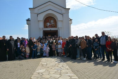 СВЕТА АРХИЈЕРЕЈСКА ЛИТУРГИЈА У ХРАМУ СВЕТОГ ВЕЛИКОМУЧЕНИКА И ПОБЕДОНОСЦА ГЕОРГИЈА У КРАГУЈЕВАЧКОМ НАСЕЉУ ШУМАРИЦЕ НА ПРАЗНИК ВАСКСЕЊА ЛАЗАРЕВОГ