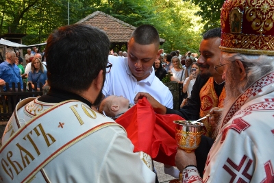 ХРАМОВНА СЛАВА И ЛИТУРГИЈСКО КРШТЕЊЕ У ВЕНЧАНИМА КОД АРАНЂЕЛОВЦА
