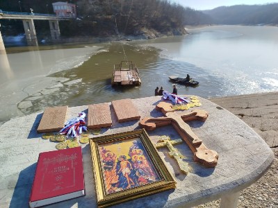 ПЛИВАЊЕ ЗА ЧАСНИ КРСТ НА ЈЕЗЕРУ ГАРАШИ КОД АРАНЂЕЛОВЦА