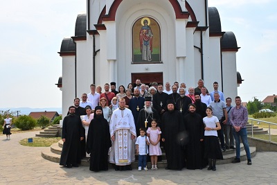 СВЕТА АРХИЈЕРЕЈСКА ЛИТУРГИЈА И СВЕТА ТАЈНА РУКОПОЛОЖЕЊА У ХРАМУ СВЕТЕ ПЕТКЕ У ВИНОГРАДИМА
