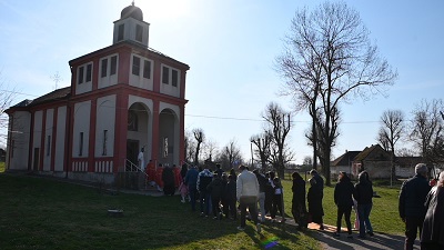 МИТРОПОЛИТ ШУМАДИЈСКИ СЛУЖИО СВЕТУ ЛИТУРГИЈУ У ХРАМУ ПОКРОВА ПРЕСВЕТЕ БОГОРОДИЦЕ У РЕСНИКУ