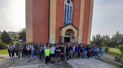 УЧЕНИЦИ СРЕДЊИХ ШКОЛА ИЗ СМЕДЕРЕВСКЕ ПАЛАНКЕ ЗАЈЕДНИЧКИ УЧЕСТВОВАЛИ У МОЛИТВИ ПОВОДОМ ПОЧЕТКА НОВЕ ШКОЛСКЕ ГОДИНЕ